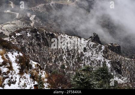 Ariel Blick auf die motorische Straße über die Bergspitze, schöne Berghang mit bewölktem Himmel. Stockfoto