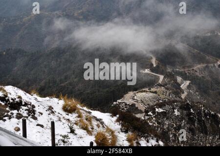 Ariel Blick auf die motorische Straße über die Bergspitze, schöne Berghang mit bewölktem Himmel. Stockfoto