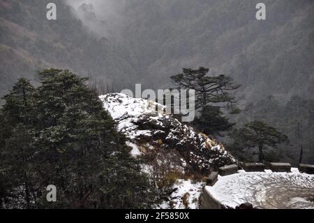 Ariel Blick auf die motorische Straße über die Bergspitze, schöne Berghang mit bewölktem Himmel. Stockfoto