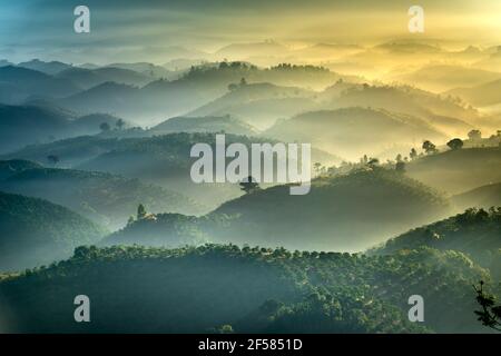 Phantasievolle Landschaft eines frühen Morgens, wenn die Sonne über den Dai Lao Berges Bereich ansteigt, Bao Loc Bezirk, Provinz Lam Dong, Vietnam Stockfoto