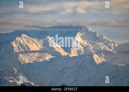 Nahaufnahme des Morgens Blick auf den Mount Kanchenzöngs mit silbrig Nebel und Wolken Stockfoto