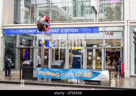 FULHAM, LONDON, ENGLAND - 17. Februar 2021: Eingang zum Bahnhof Fulham Broadway Stockfoto