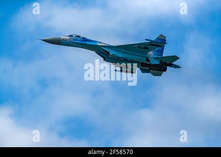 Ukraine Air Force Suchoi Su-27p Flankerflugzeug im Flug Stockfoto