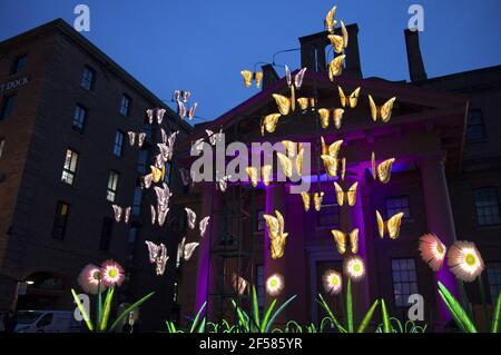 Liverpool, Großbritannien. März 2021, 24th. All in the Balance, die kinetisch beleuchtete Installation eines gigantischen Butterfly Mobile, umgeben von riesigen wilden Gräsern und Blumen, zelebriert die Natur und das Kommen des Frühlings. Die Arbeit hält eine Lupe über die Komplexität lebenserhaltender Ökosysteme und ist gleichzeitig ein Aufruf zum Handeln für die unmittelbare Klimanotlage, mit der wir konfrontiert sind. ‘All in the Balance verwendet Elemente aus früheren Kunstwerken und wird zu 100 % recycelt. Kredit: SPP Sport Presse Foto. /Alamy Live Nachrichten Stockfoto