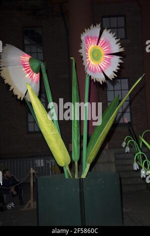 Liverpool, Großbritannien. März 2021, 24th. All in the Balance, die kinetisch beleuchtete Installation eines gigantischen Butterfly Mobile, umgeben von riesigen wilden Gräsern und Blumen, zelebriert die Natur und das Kommen des Frühlings. Die Arbeit hält eine Lupe über die Komplexität lebenserhaltender Ökosysteme und ist gleichzeitig ein Aufruf zum Handeln für die unmittelbare Klimanotlage, mit der wir konfrontiert sind. ‘All in the Balance verwendet Elemente aus früheren Kunstwerken und wird zu 100 % recycelt. Kredit: SPP Sport Presse Foto. /Alamy Live Nachrichten Stockfoto