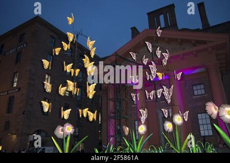 Liverpool, Großbritannien. März 2021, 24th. All in the Balance, die kinetisch beleuchtete Installation eines gigantischen Butterfly Mobile, umgeben von riesigen wilden Gräsern und Blumen, zelebriert die Natur und das Kommen des Frühlings. Die Arbeit hält eine Lupe über die Komplexität lebenserhaltender Ökosysteme und ist gleichzeitig ein Aufruf zum Handeln für die unmittelbare Klimanotlage, mit der wir konfrontiert sind. ‘All in the Balance verwendet Elemente aus früheren Kunstwerken und wird zu 100 % recycelt. Kredit: SPP Sport Presse Foto. /Alamy Live Nachrichten Stockfoto