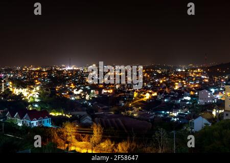 Stadt Dalat, Provinz Lam Dong, Vietnam - 14. März 2021: Nacht in der Stadt Da Lat, Provinz Lam Dong, Vietnam Stockfoto