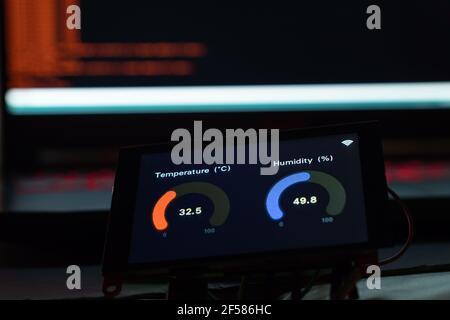 Mit dem Notebook-Computer Programm auf den Mikrocontroller hochladen LCD-Monitor und das Experimentierboard, um das IoT zu studieren Projekt „Internet der Dinge“ Stockfoto