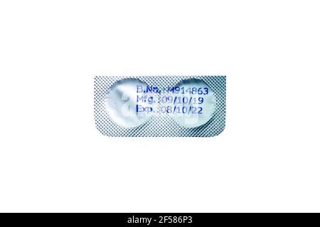Informationen über das Herstellungsdatum, das Verfallsdatum des Arzneimittels auf der Verpackung. Stockfoto