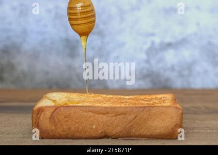 Toast Brot mit süßem Honig auf Holztisch. Gesunde Ernährung. Stockfoto