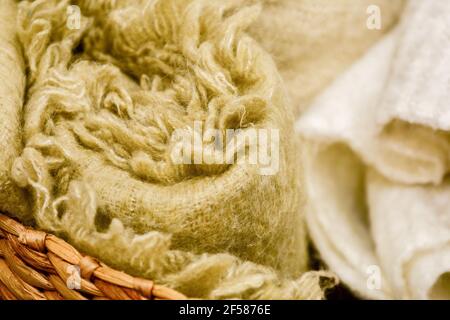 Nahaufnahme von einigen handgefertigten Hüttendecken enthüllt Weichheit und schöne natürliche Farben der Wolle. Stockfoto