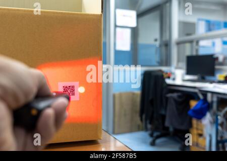 Mini Wireless Barcode-Lesegerät, liest Informationen aus einem QR-Code auf der Box. Der QR-Code enthält keine Informationen, Links zu Websites oder Produkten Stockfoto
