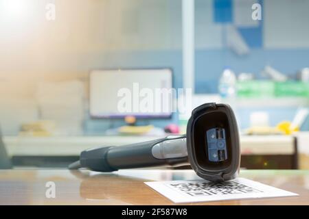Barcodeleser zur Umwandlung von QR-Code oder Dokumenten in Daten in den Computer. Stockfoto
