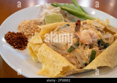 Thai gebratene Nudeln mit Garnelen und Gemüse. (Pad Thai) Stockfoto