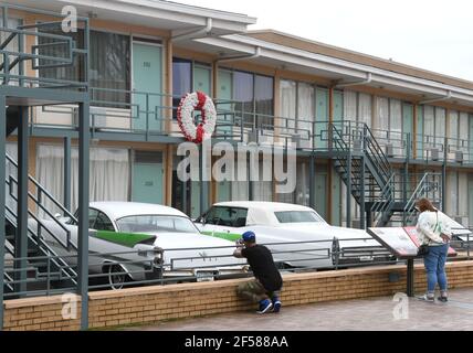 Memphis, Tennessee, USA. März 2021, 17th. Ein Kranz markiert die Stelle, an der Dr. Martin Luther King Jr. am 4. April 1968 im Lorraine Motel in Memphis, Tennessee ermordet wurde, die Szene wurde am 17. März 2021 fotografiert. Die Dodge und Cadillac Autos unter dem Balkon geparkt sind ähnlich wie diejenigen, die dort am Tag des Attentats geparkt. Das National Civil Rights Museum wurde in das Motel eingebaut. (Bild: © Mark HertzbergZUMA Wire) Stockfoto