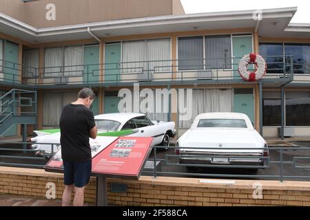 Memphis, Tennessee, USA. März 2021, 17th. Ein Kranz markiert die Stelle, an der Dr. Martin Luther King Jr. am 4. April 1968 im Lorraine Motel in Memphis, Tennessee ermordet wurde, die Szene wurde am 17. März 2021 fotografiert. Die Dodge und Cadillac Autos unter dem Balkon geparkt sind ähnlich wie diejenigen, die dort am Tag des Attentats geparkt. Das National Civil Rights Museum wurde in das Motel eingebaut. (Bild: © Mark HertzbergZUMA Wire) Stockfoto