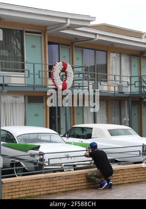 Memphis, Tennessee, USA. März 2021, 17th. Ein Kranz markiert die Stelle, an der Dr. Martin Luther King Jr. am 4. April 1968 im Lorraine Motel in Memphis, Tennessee ermordet wurde, die Szene wurde am 17. März 2021 fotografiert. Die Dodge und Cadillac Autos unter dem Balkon geparkt sind ähnlich wie diejenigen, die dort am Tag des Attentats geparkt. Das National Civil Rights Museum wurde in das Motel eingebaut. (Bild: © Mark HertzbergZUMA Wire) Stockfoto