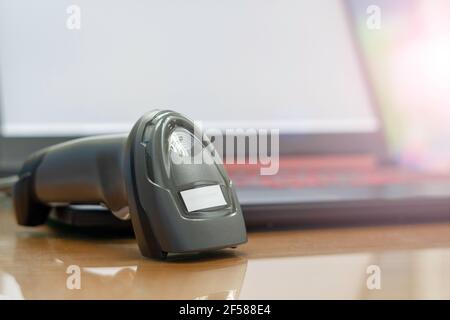 Mann halten Scanner und Scannen zum Lesen Barcode für die Übertragung von Daten auf den Computer. Stockfoto