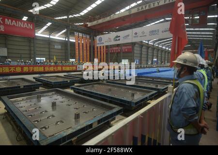 Jakarta, Indonesien. März 2021, 24th. Arbeiter arbeiten auf einer Baustelle in Cikampek, Provinz West Java, Indonesien, 24. März 2021. Das chinesische Sinohydro Bureau 7 Co., Ltd. Hat am Mittwoch die Vorarbeiten von 15.390 Stahlbetonschienenplatten für die Jakarta-Bandung High Speed Railway (HSR) abgeschlossen, sagte der Betreiber der Bahn. Kredit: Zulkarnain/Xinhua/Alamy Live Nachrichten Stockfoto