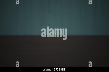 Leere Holz glatten Hintergrund mit Holzboden und blau strukturierte Wand Hintergrund, Holz dunkel braun Boden, Mitte Beleuchtung Position. Bereit Hintergrund Stockfoto