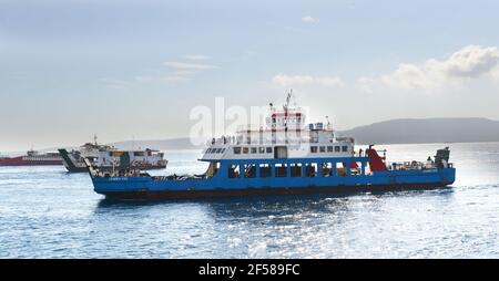 Schiffe überqueren die Bali-Meerenge zwischen den Inseln Bali und Java in Indonesien. Stockfoto