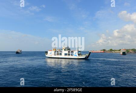 Schiffe überqueren die Bali-Meerenge zwischen den Inseln Bali und Java in Indonesien. Stockfoto