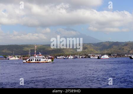 Schiffe überqueren die Bali-Meerenge zwischen den Inseln Bali und Java in Indonesien. Stockfoto