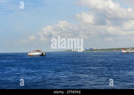 Schiffe überqueren die Bali-Meerenge zwischen den Inseln Bali und Java in Indonesien. Stockfoto