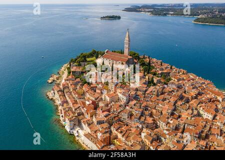 Luftaufnahme der atemberaubenden Altstadt von Rovinj mit Narow Straßen an der Adria in Istrien Region von Kroatien An einem sonnigen Tag Stockfoto