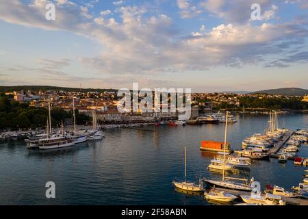 Sonnenuntergang über der Altstadt und dem Hafen von Krk Insel Krk in Kroatien im Sommer Stockfoto