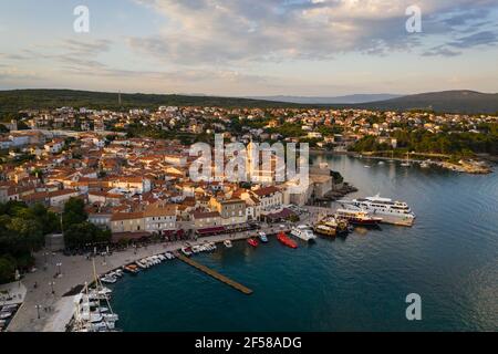 Sonnenuntergang über der Altstadt und dem Hafen von Krk Insel Krk in Kroatien im Sommer Stockfoto