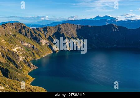 Panorama-Sonnenaufgangsansicht der vulkanischen Quilotoa-Kraterlagune mit Kopierraum, Quito-Region, Ecuador. Stockfoto