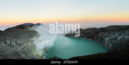 Sonnenaufgang über dem Vulkan Ijen in Ost-Java, Indonesien. Stockfoto