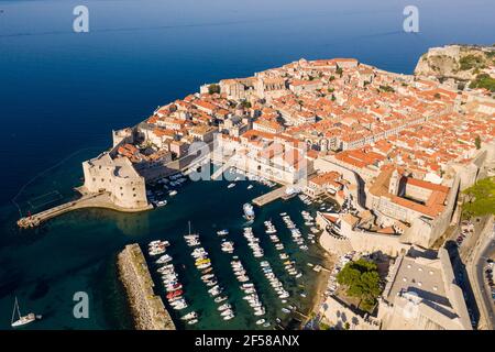 Atemberaubende Luftaufnahme der berühmten mittelalterlichen Altstadt von Dubrovnik Mit seinem Yachthafen und befestigten Mauern an der Adria In Kroatien Stockfoto