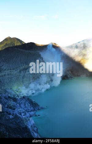 Sonnenaufgang über dem Vulkan Ijen in Ost-Java, Indonesien. Stockfoto