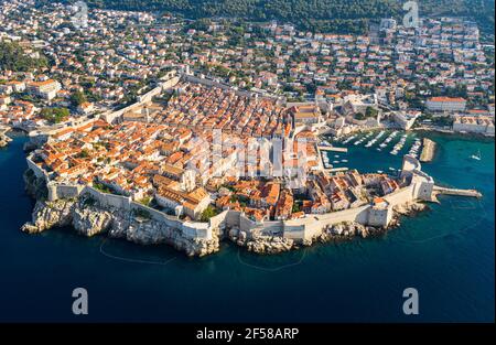 Atemberaubende Luftaufnahme der berühmten mittelalterlichen Altstadt von Dubrovnik Mit massiven befestigten Mauern an der Adria in Kroatien Stockfoto