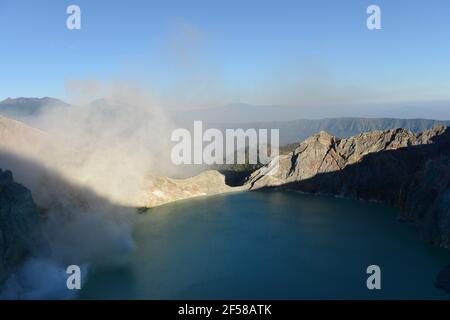 Sonnenaufgang über dem Vulkan Ijen in Ost-Java, Indonesien. Stockfoto