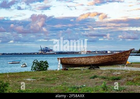 altes Fischerboot am Strand Stockfoto