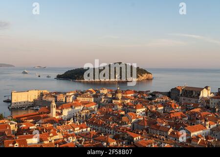 Sonnenuntergang über der berühmten Altstadt von Dubrovnik und dem Lokrum Insel in Kroatien Stockfoto