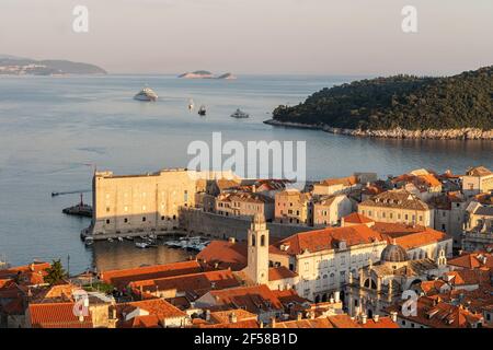 Sonnenuntergang über der berühmten Altstadt von Dubrovnik mit der Festung St. Johannes und der Insel Lokrum in Kroatien Stockfoto