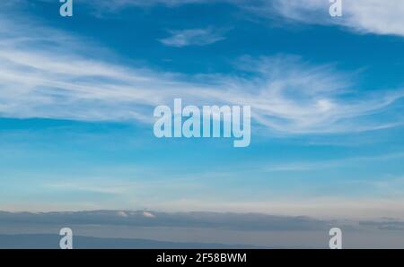 Blauer Himmel gegen weiche weiße Wolken. Schöne natürliche Wolkenlandschaft Hintergrund. Stockfoto