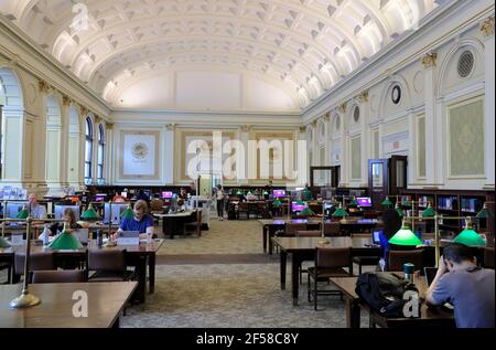 Innenansicht des Hauptzweiges der Carnegie Library Von Pittsburgh in der Nachbarschaft von Oakland.Pittsburgh.Pennsylvania.USA Stockfoto
