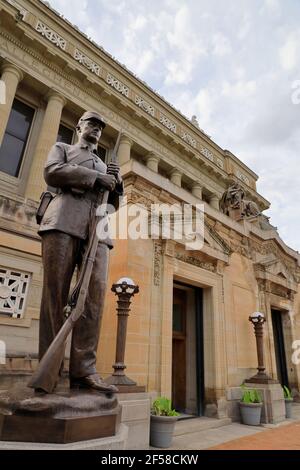 Beaux-Arts-Stil Soldaten und Matrosen Gedenkhalle und Museum mit Gegossene Bronzestatue 'Parade Rest' (1923) von Frederick Hibbard in Foreground.Pittsburgh.Pennsylvania.USA Stockfoto