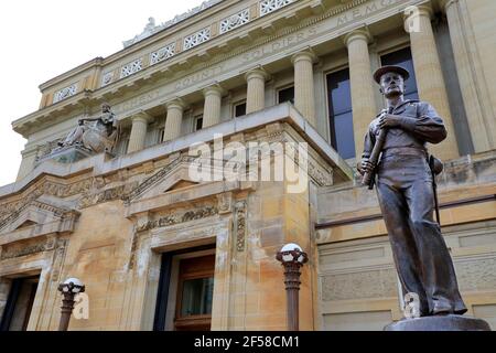 Beaux-Arts-Stil Soldaten und Matrosen Gedenkhalle und Museum mit Bronzestatue des ' Lookout '(1923) von Frederick Hibbard .Pittsburgh.Pennsylvania.USA Stockfoto