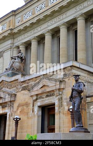 Beaux-Arts-Stil Soldaten und Matrosen Gedenkhalle und Museum mit Bronzestatue des ' Lookout '(1923) von Frederick Hibbard .Pittsburgh.Pennsylvania.USA Stockfoto