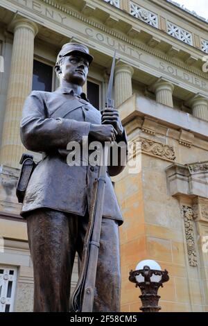 Beaux-Arts-Stil Soldaten und Matrosen Gedenkhalle und Museum mit Gegossene Bronzestatue 'Parade Rest' (1923) von Frederick Hibbard in Foreground.Pittsburgh.Pennsylvania.USA Stockfoto