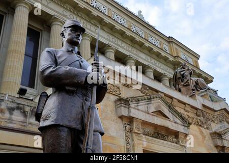 Beaux-Arts-Stil Soldaten und Matrosen Gedenkhalle und Museum mit Gegossene Bronzestatue 'Parade Rest' (1923) von Frederick Hibbard in Foreground.Pittsburgh.Pennsylvania.USA Stockfoto