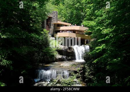 Frank Lloyd Wright entwarf Fallingwater House über Bear Run Wasserfall In Mill Run.Pennsylvania.USA Stockfoto