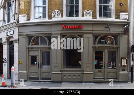 London, Großbritannien. März 2021, 2nd. Geschlossen Nando's Restaurant im Zentrum von London gesehen. Quelle: Petra Figueroa/SOPA Images/ZUMA Wire/Alamy Live News Stockfoto