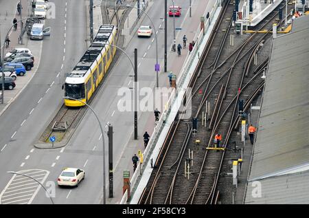 Berlin, Deutschland. März 2021, 24th. Blick auf die U-Bahn- und Straßenbahnschienen in Friedrichshain an der U-Bahn-Station Warschauer Straße. Seit April 2020 laufen hier Renovierungsarbeiten am Hochviadukt, die voraussichtlich ein Jahr dauern werden. Zwischen den Haltestellen Kottbusser Tor und Warschauer Straße verkehren daher keine Züge. Busse werden verwendet. Quelle: Jens Kalaene/dpa-Zentralbild/ZB/dpa/Alamy Live News Stockfoto